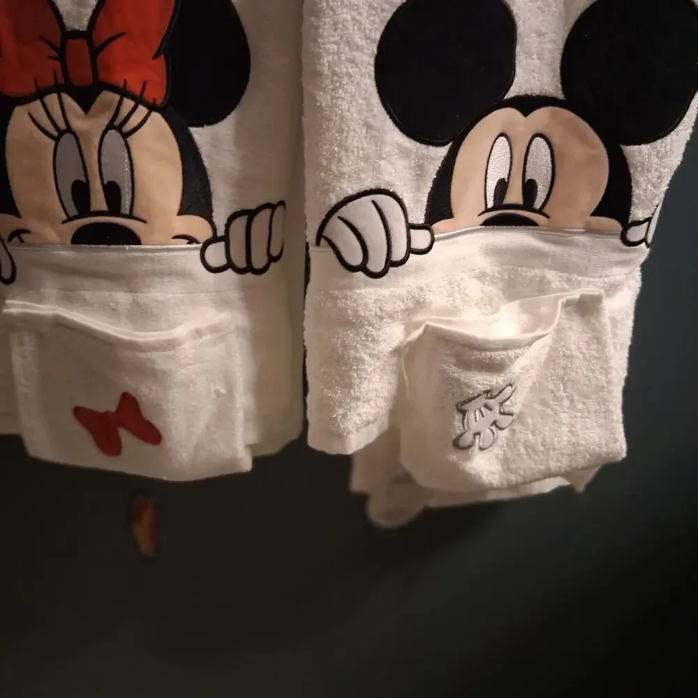 Disney Parks nwt bath towels 24x48 + wash cloths Minnie Mickey Mouse